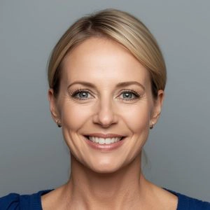 Une femme, grand sourire, reflétant la confiance en soi