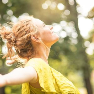 Une femme très joyeuse