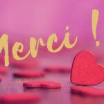 Texte Merci sur un fond violet avec plusieurs cœurs
