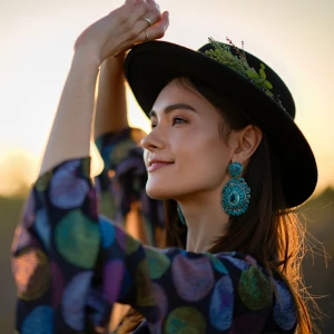 Femme souriante regardant vers un avenir différent