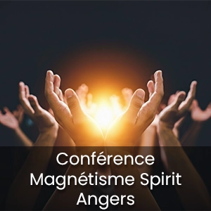 Plusieurs mains tendues vers une lumière brillante, créant une énergie collective