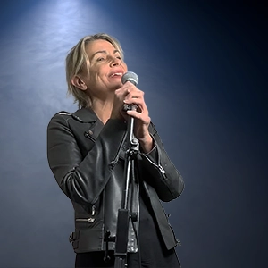 Florence Poirier chantant un micro à la main