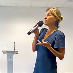 Florence Poirier donnant une conférence avec un micro à la main