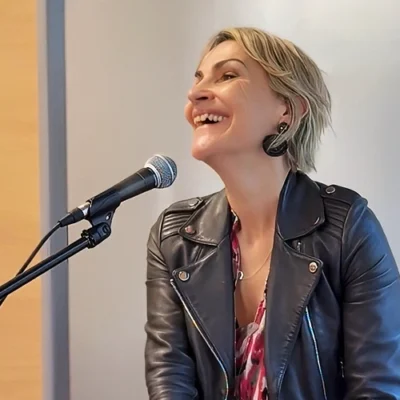 Florence Poirier, au clavier et au chant