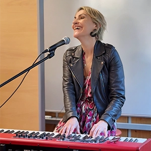 Florence Poirier au clavier et au chant