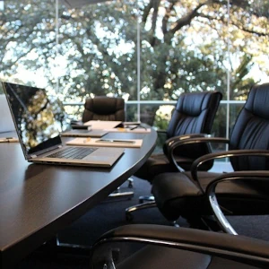 Vue sur une salle de réunion moderne dans une entreprise