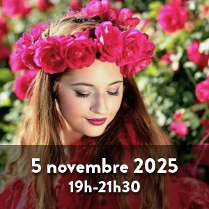 Femme souriante avec une couronne de roses sur la tête devant un rosier rose